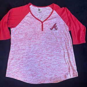 New Era Women's MLB Atlanta Braves 3/4 Raglan Henley Red Heathered Tshirt